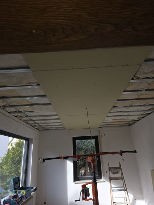 Abgehängte Decke mit Gipskartonbeplankung und sichtbarer Unterkonstruktion