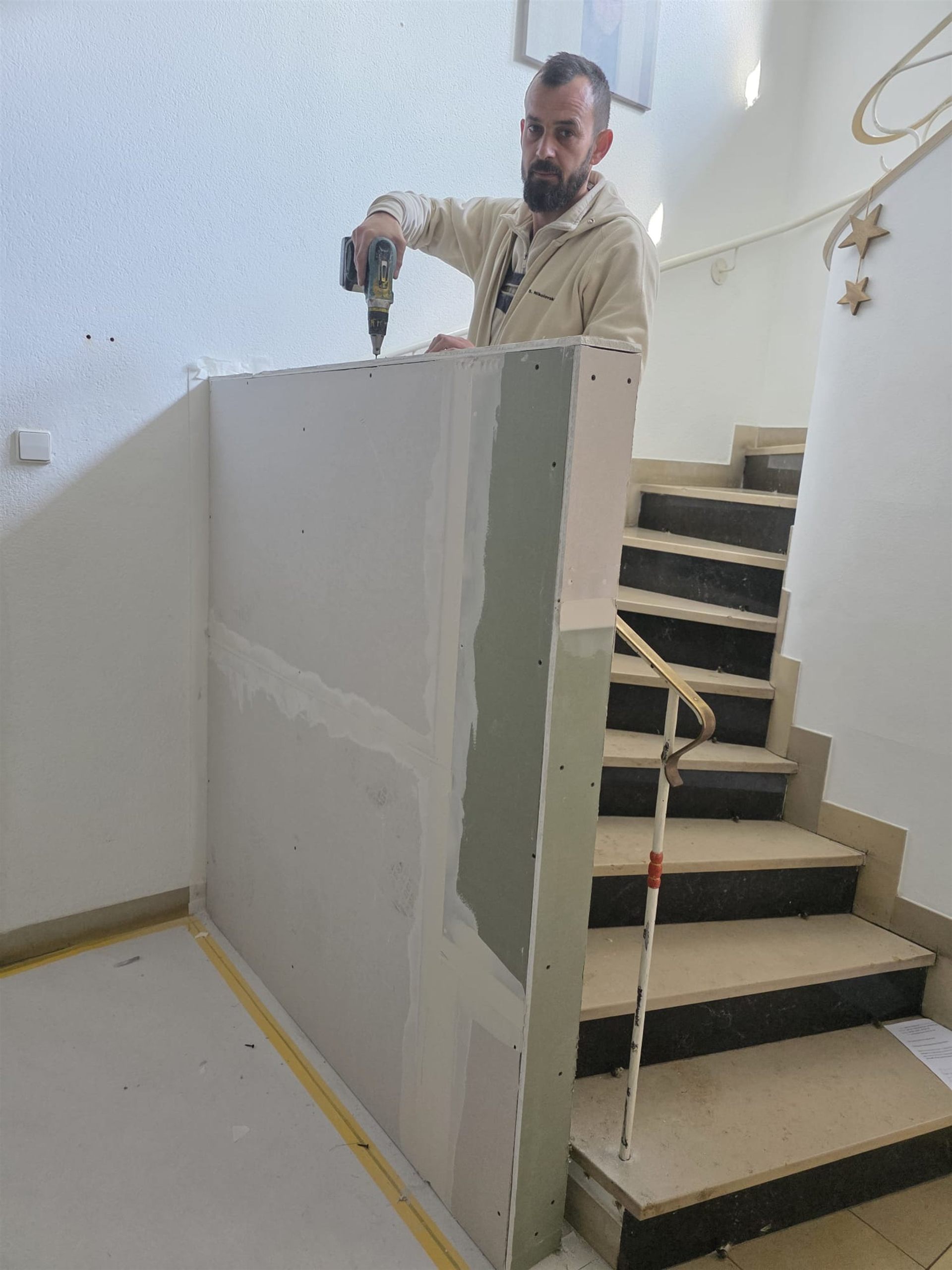 Montage einer Trockenbau-Trennwand an einer Treppe